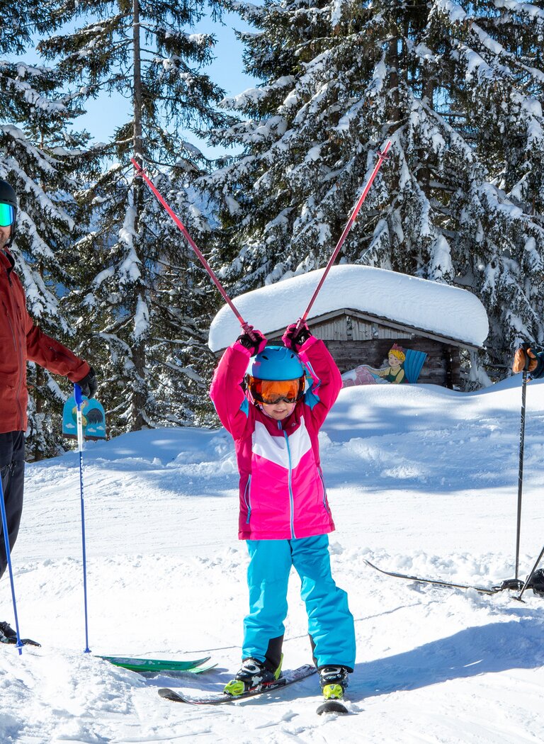 Child lifts ski poles with joy, flanked by two adults on a snowy slope at Rittisberg. | © Rittis-Lift Engelhardt GmbH & Co KG