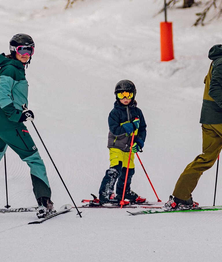 Zwei Erwachsene und zwei Kinder auf Skiern an der Abzweigung zur Märchenabfahrt in Kalis Winterwelt am Rittisberg. | © Rittis-Lift Engelhardt GmbH & Co KG